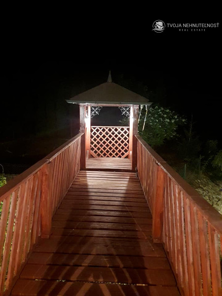 Dom s areálom na podnikanie, pozemok 2500 m2, dom - ubytovanie, jazierko, 2x altánok, biliardový dom, detské atrakcie