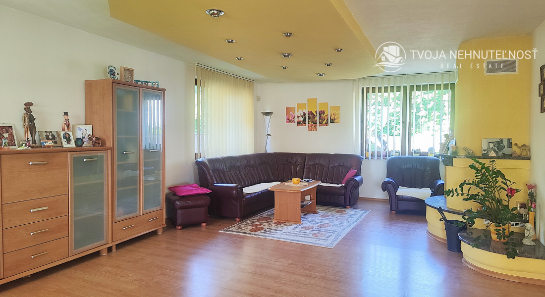 Rodinný dom v tichej lokalite s bazénom, garážou, kompletne zariadený