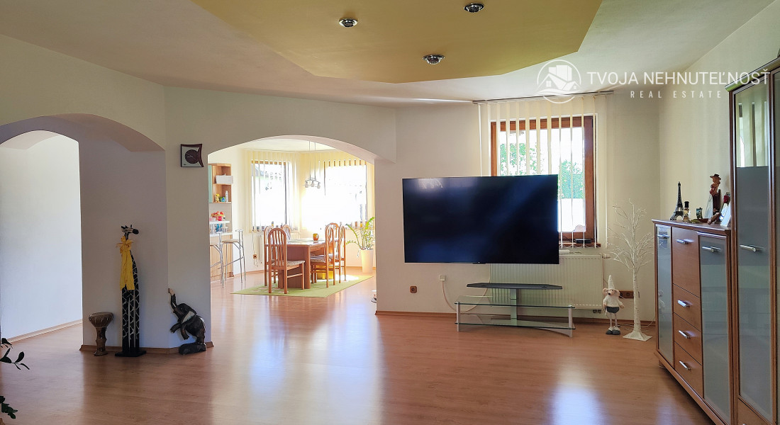 Rodinný dom v tichej lokalite s bazénom, garážou, kompletne zariadený