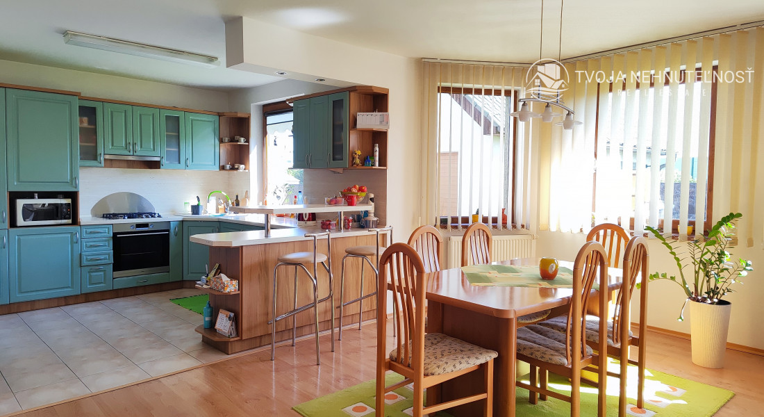 Rodinný dom v tichej lokalite s bazénom, garážou, kompletne zariadený