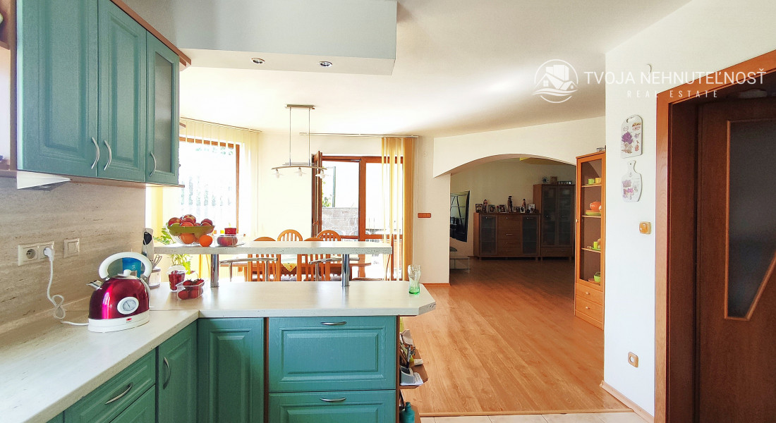 Rodinný dom v tichej lokalite s bazénom, garážou, kompletne zariadený