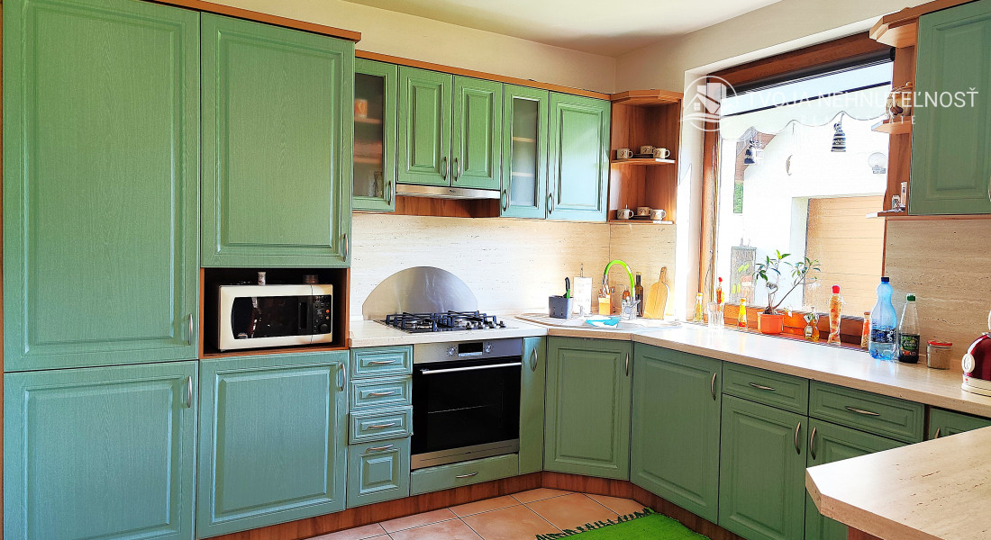 Rodinný dom v tichej lokalite s bazénom, garážou, kompletne zariadený