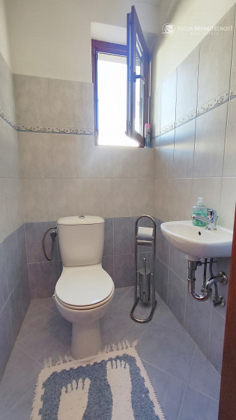 Rodinný dom v tichej lokalite s bazénom, garážou, kompletne zariadený