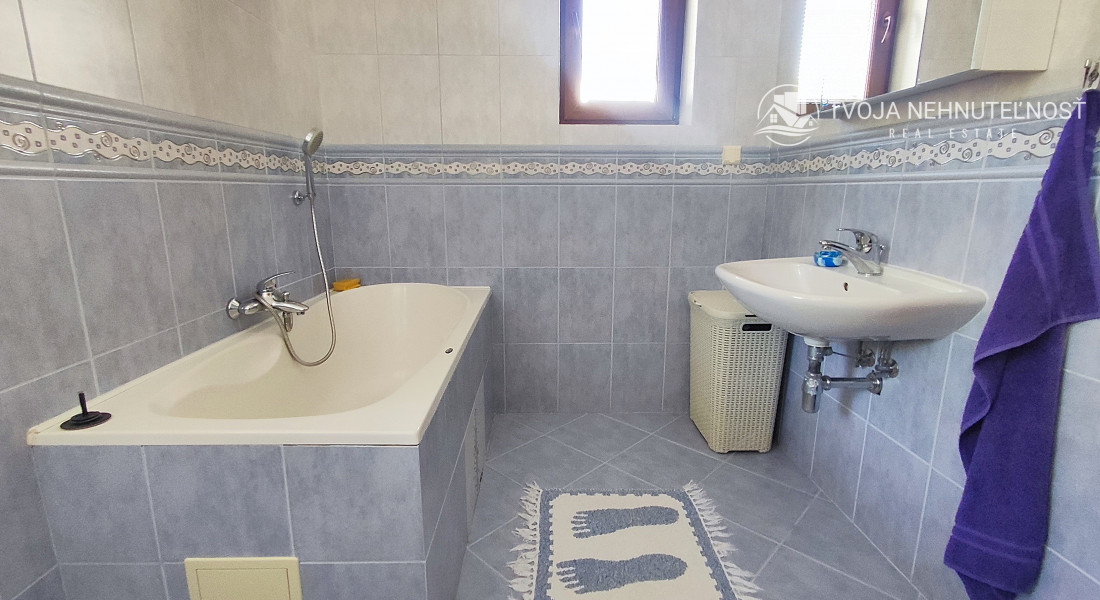 Rodinný dom v tichej lokalite s bazénom, garážou, kompletne zariadený