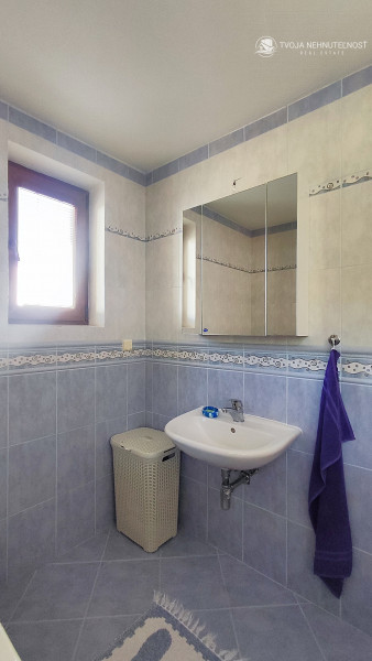 Rodinný dom v tichej lokalite s bazénom, garážou, kompletne zariadený