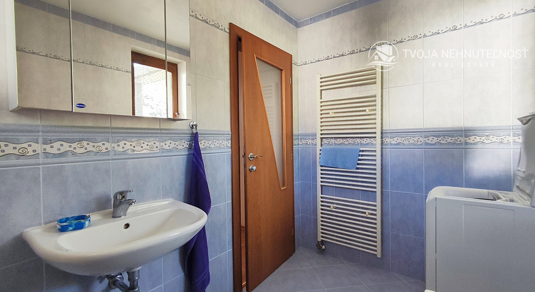 Rodinný dom v tichej lokalite s bazénom, garážou, kompletne zariadený