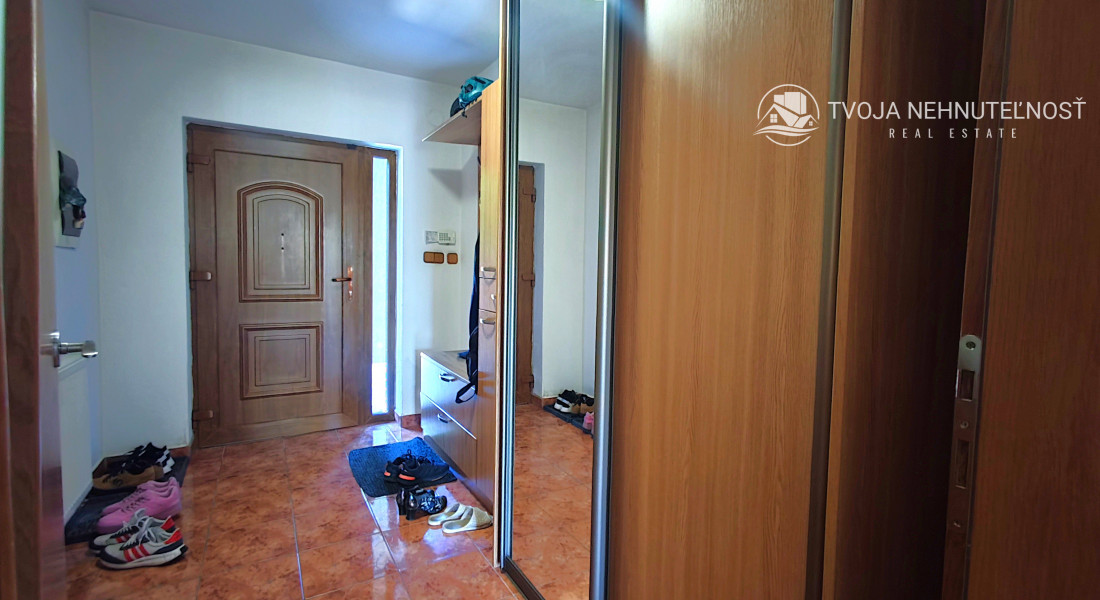 Rodinný dom v tichej lokalite s bazénom, garážou, kompletne zariadený