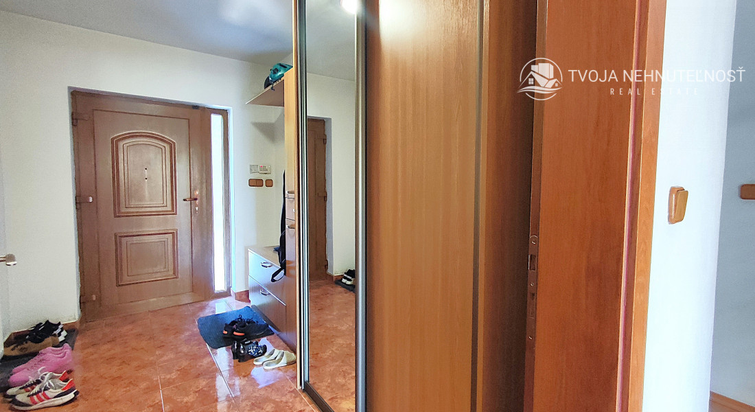 Rodinný dom v tichej lokalite s bazénom, garážou, kompletne zariadený