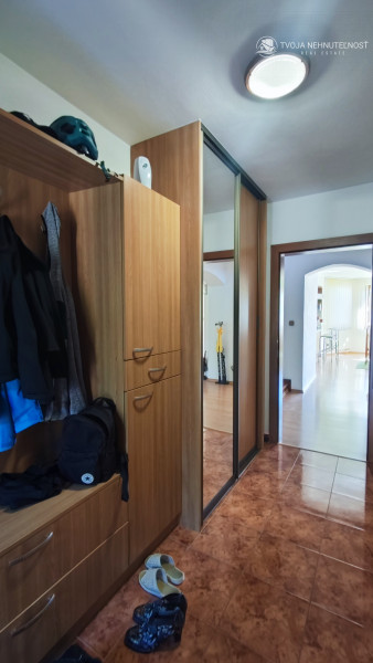 Rodinný dom v tichej lokalite s bazénom, garážou, kompletne zariadený