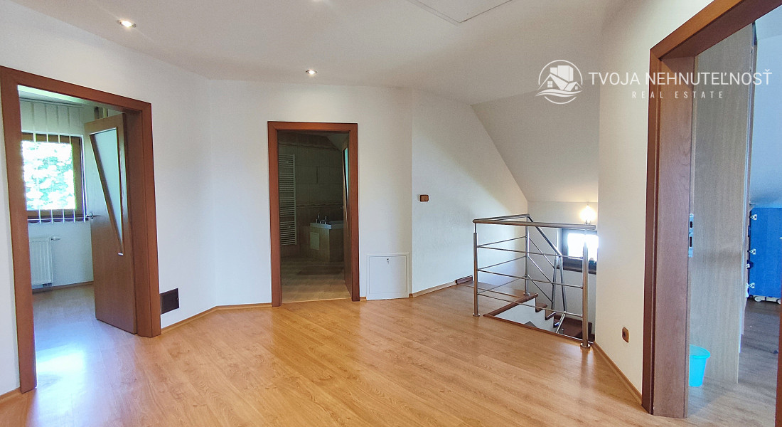 Rodinný dom v tichej lokalite s bazénom, garážou, kompletne zariadený