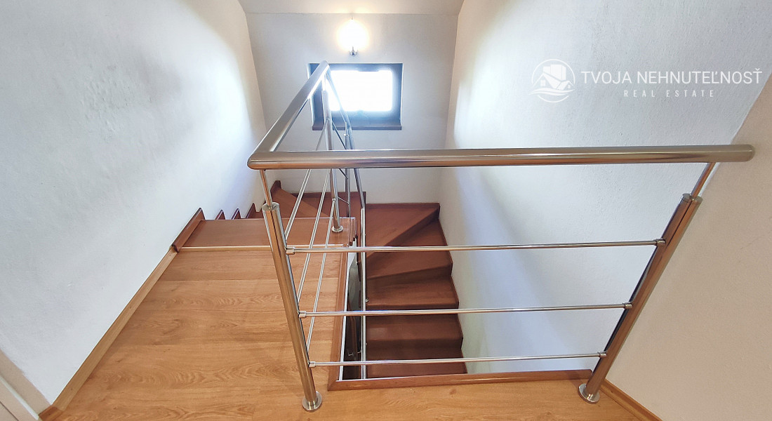 Rodinný dom v tichej lokalite s bazénom, garážou, kompletne zariadený