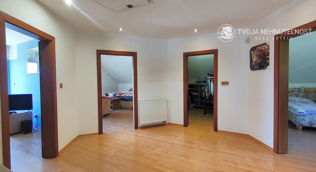 Rodinný dom v tichej lokalite s bazénom, garážou, kompletne zariadený