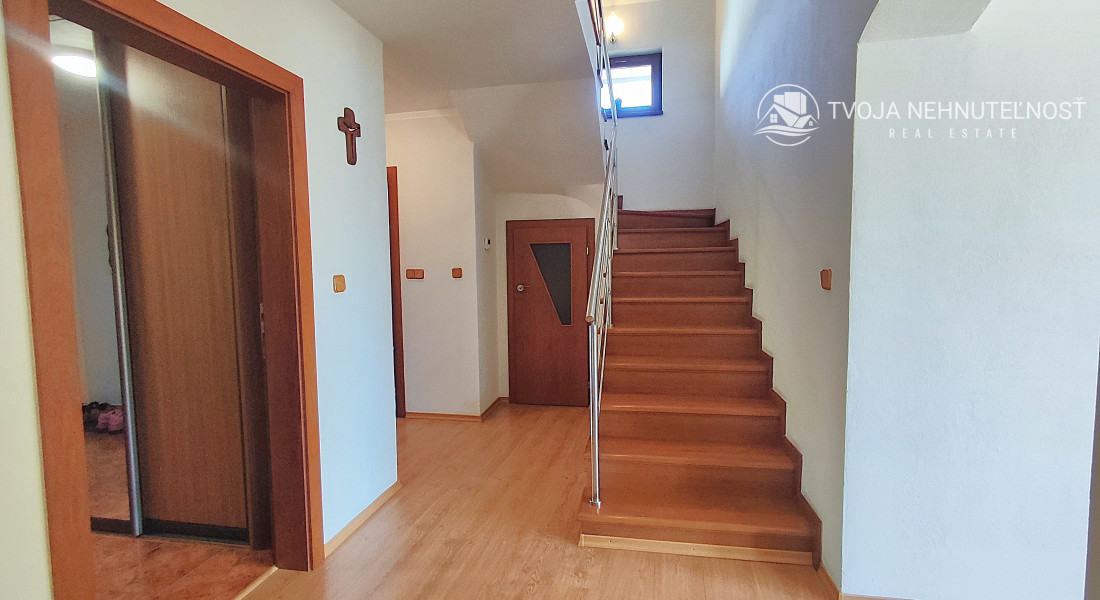 Rodinný dom v tichej lokalite s bazénom, garážou, kompletne zariadený