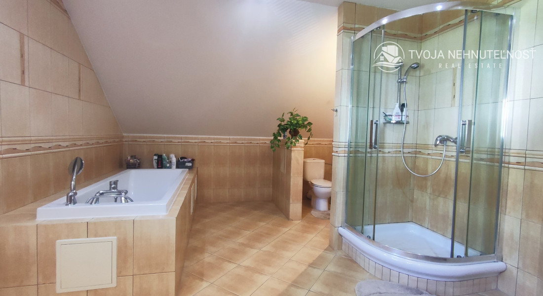 Rodinný dom v tichej lokalite s bazénom, garážou, kompletne zariadený