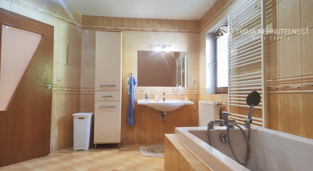 Rodinný dom v tichej lokalite s bazénom, garážou, kompletne zariadený