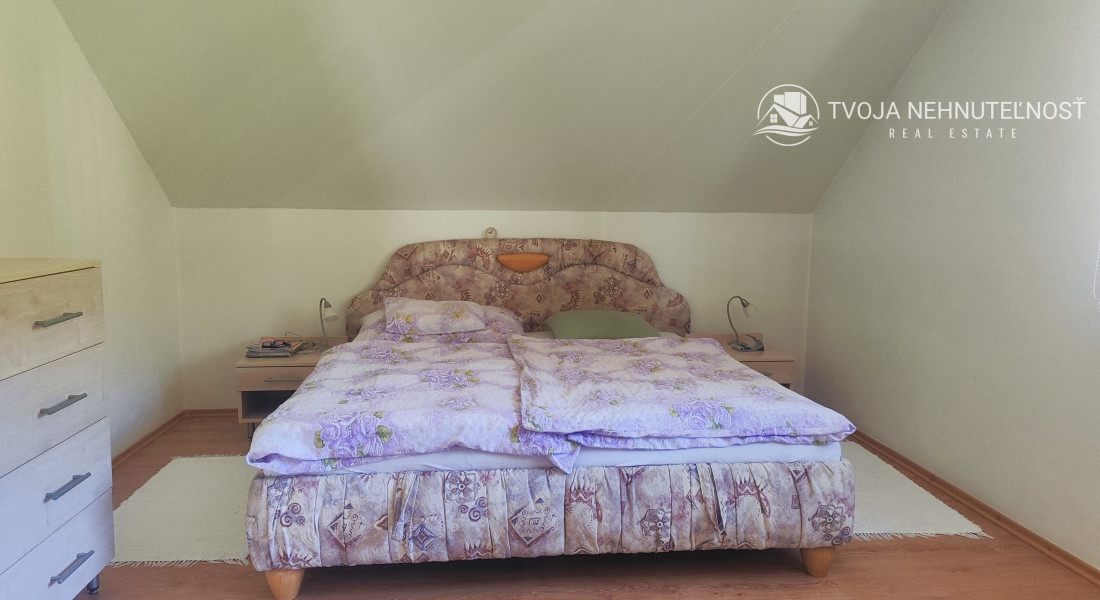 Rodinný dom v tichej lokalite s bazénom, garážou, kompletne zariadený