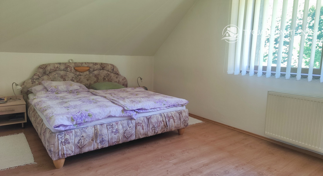 Rodinný dom v tichej lokalite s bazénom, garážou, kompletne zariadený