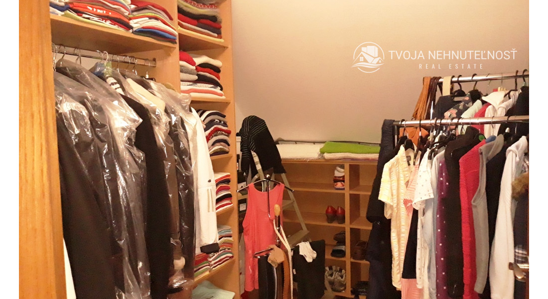 Rodinný dom v tichej lokalite s bazénom, garážou, kompletne zariadený