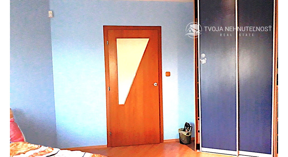 Rodinný dom v tichej lokalite s bazénom, garážou, kompletne zariadený