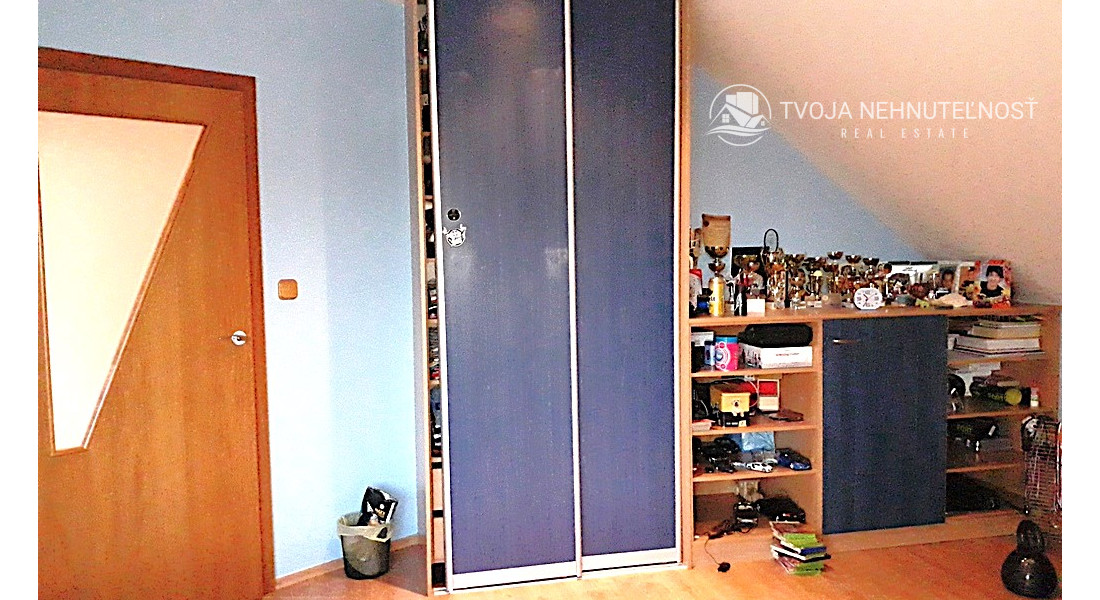 Rodinný dom v tichej lokalite s bazénom, garážou, kompletne zariadený