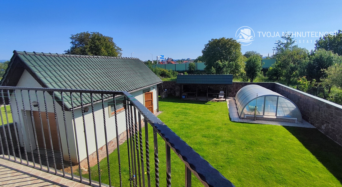 Rodinný dom v tichej lokalite s bazénom, garážou, kompletne zariadený