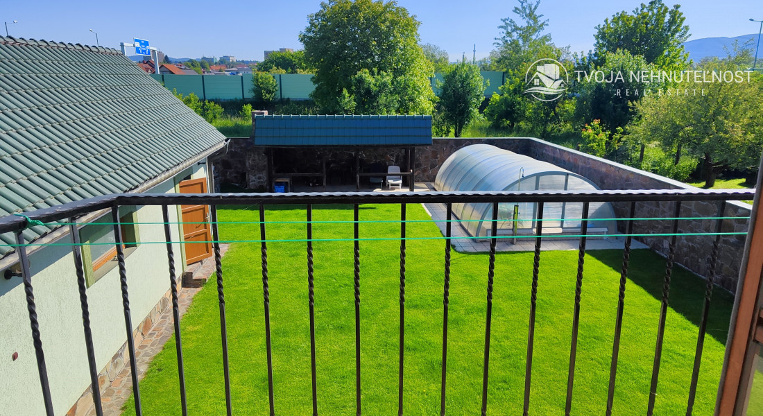 Rodinný dom v tichej lokalite s bazénom, garážou, kompletne zariadený