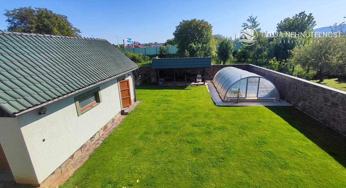 Rodinný dom v tichej lokalite s bazénom, garážou, kompletne zariadený