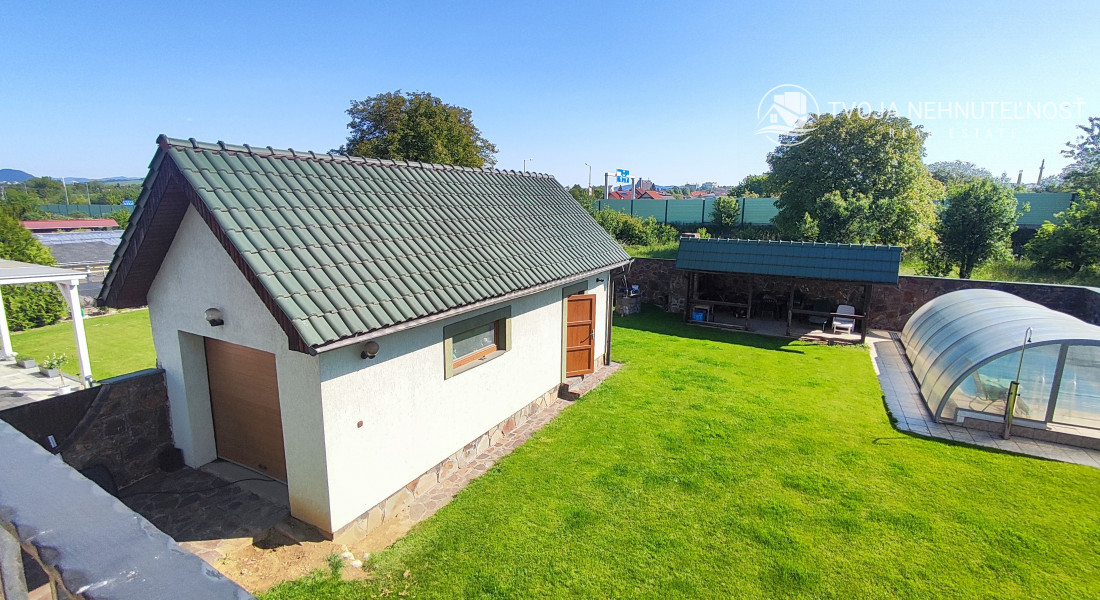 Rodinný dom v tichej lokalite s bazénom, garážou, kompletne zariadený