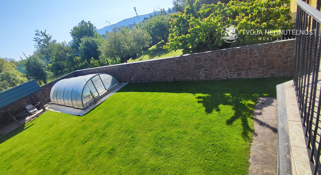 Rodinný dom v tichej lokalite s bazénom, garážou, kompletne zariadený