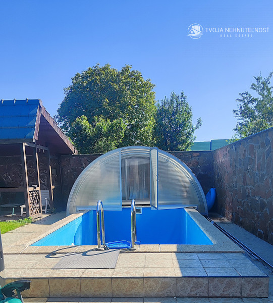 Rodinný dom v tichej lokalite s bazénom, garážou, kompletne zariadený