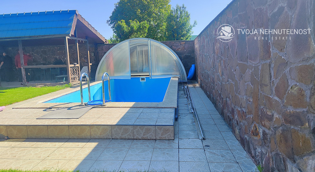 Rodinný dom v tichej lokalite s bazénom, garážou, kompletne zariadený