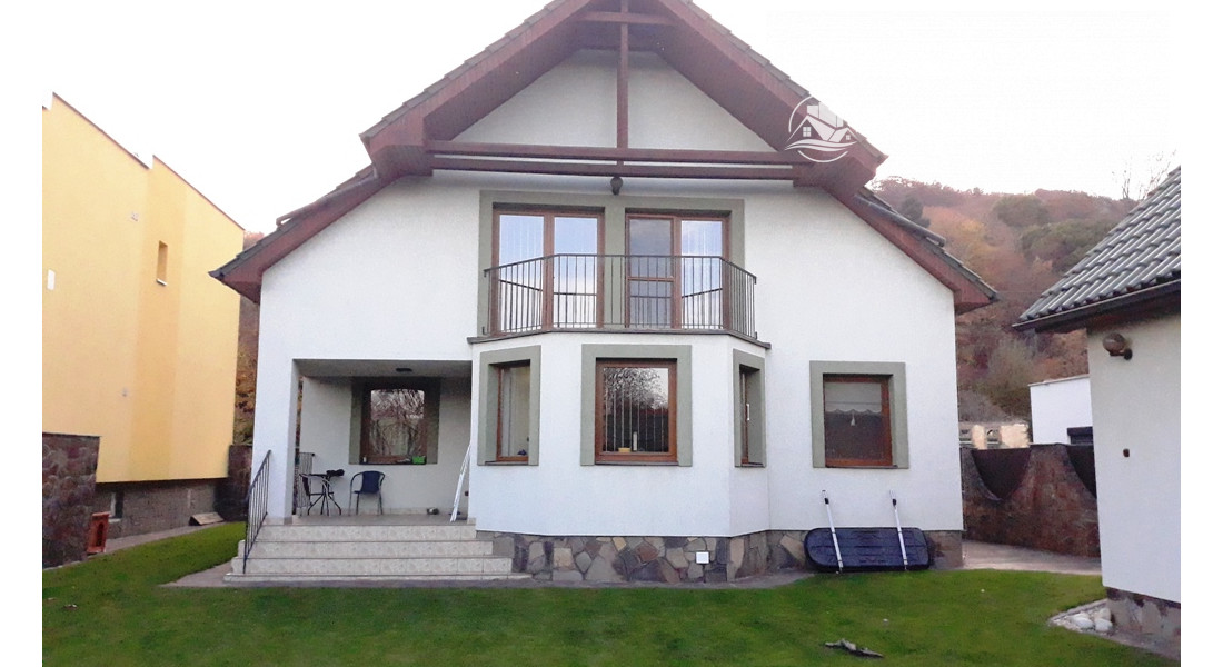 Rodinný dom v tichej lokalite s bazénom, garážou, kompletne zariadený