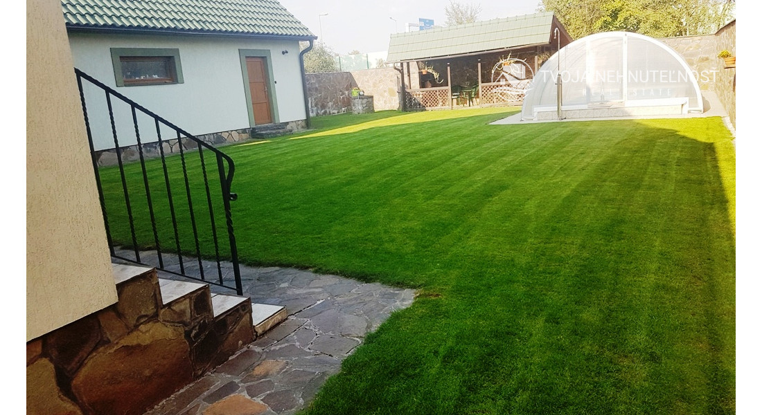 Rodinný dom v tichej lokalite s bazénom, garážou, kompletne zariadený