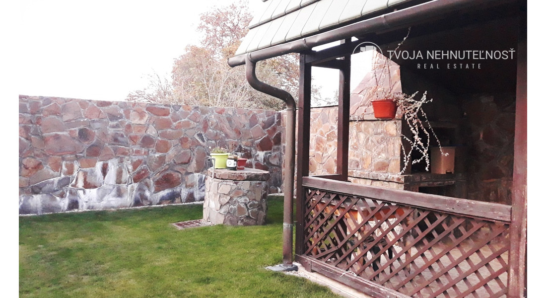 Rodinný dom v tichej lokalite s bazénom, garážou, kompletne zariadený