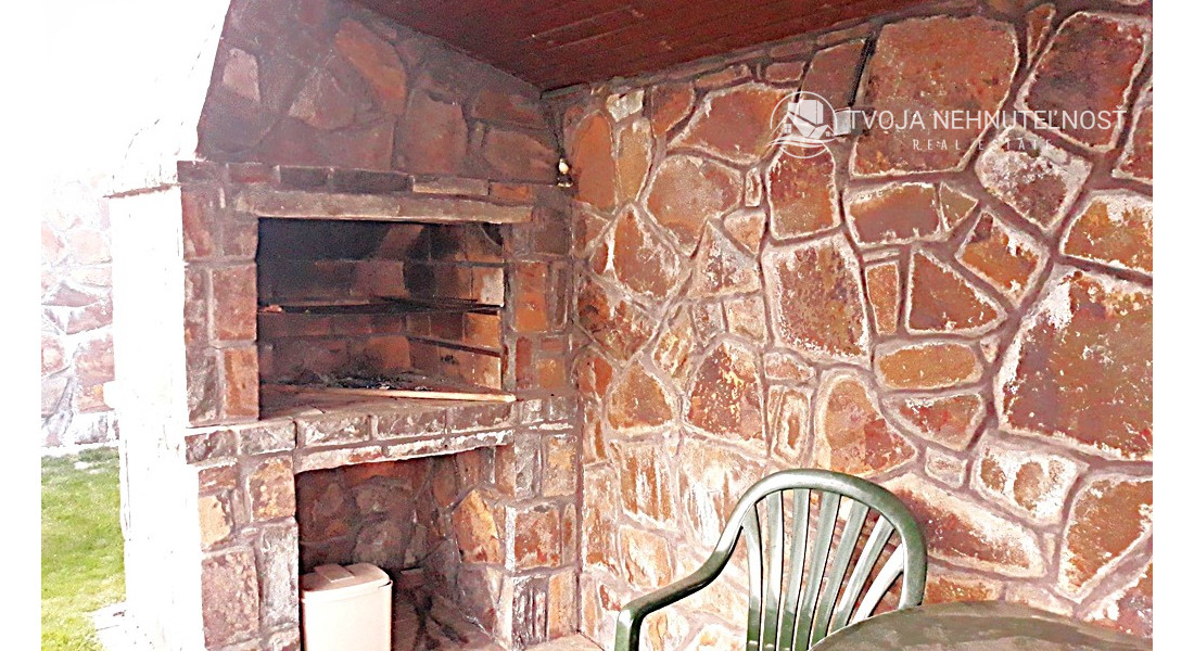 Rodinný dom v tichej lokalite s bazénom, garážou, kompletne zariadený