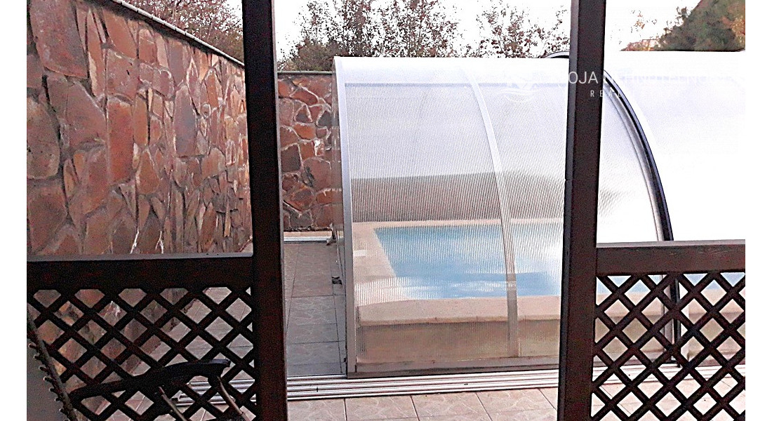 Rodinný dom v tichej lokalite s bazénom, garážou, kompletne zariadený