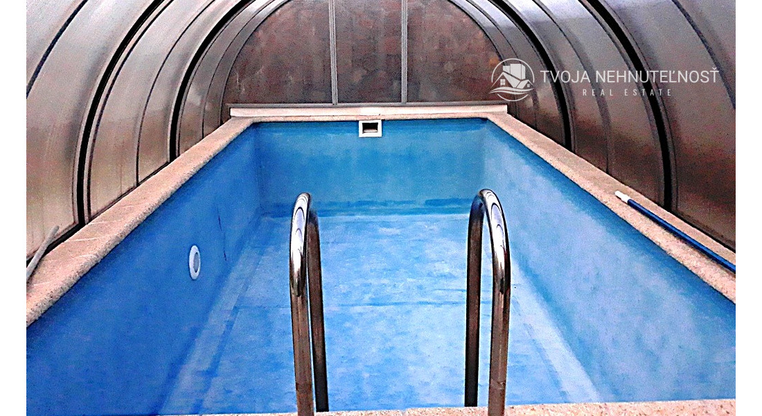 Rodinný dom v tichej lokalite s bazénom, garážou, kompletne zariadený