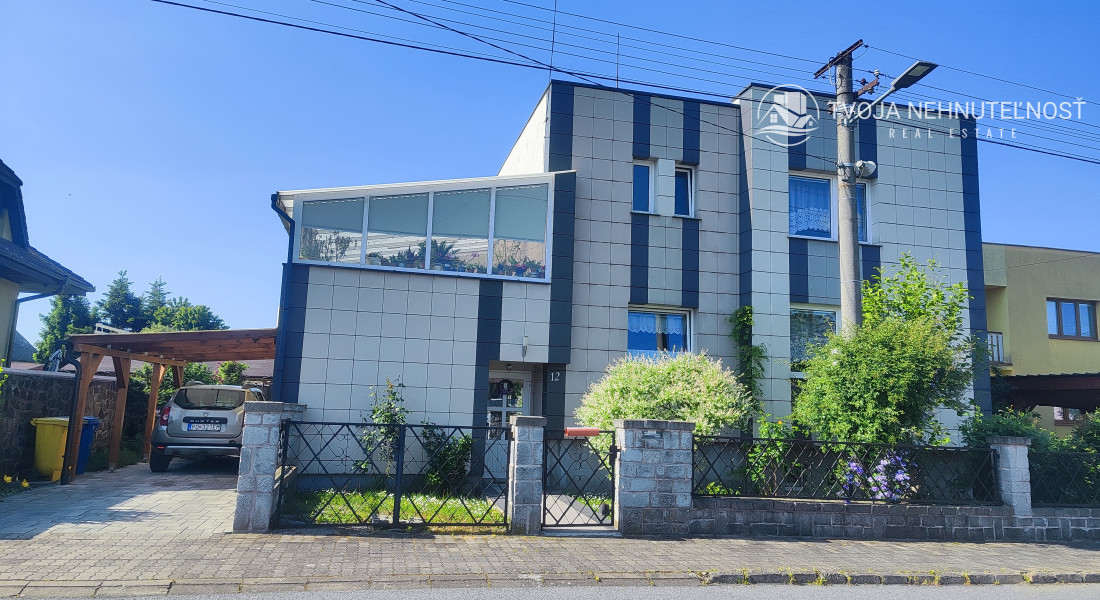 Perspektívny 5 izbový rodinný dom s garážou a prístreškom pre auto, Ľubotice, rovinatý pozemok 600 m2, podpivničený