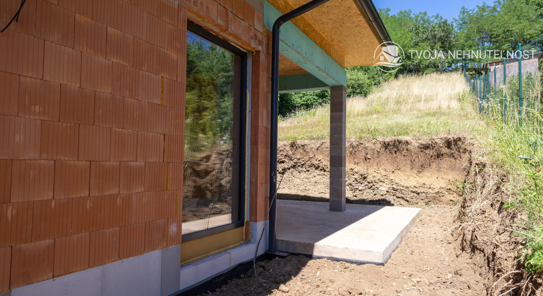 Bývajte do 2 mesiacov - zdravý tehlový 4 izbový dom Medzany, pozemok 589 m2