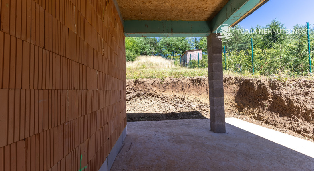 Bývajte do 2 mesiacov - zdravý tehlový 4 izbový dom Medzany, pozemok 589 m2