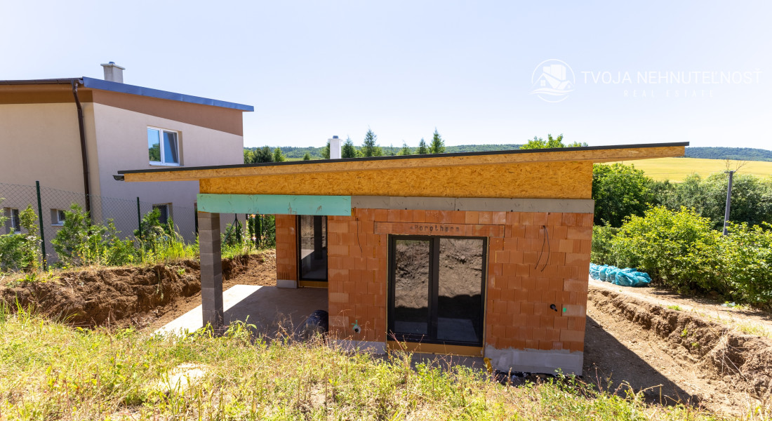 Bývajte do 2 mesiacov - zdravý tehlový 4 izbový dom Medzany, pozemok 589 m2