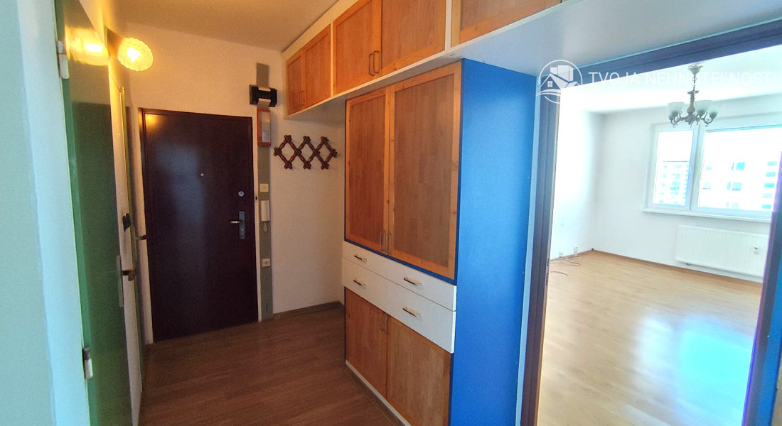 PREDANÝ .... Na predaj veľký 3 izbový byt v zachovalom udržiavanom pôvodnom stave Lomnická