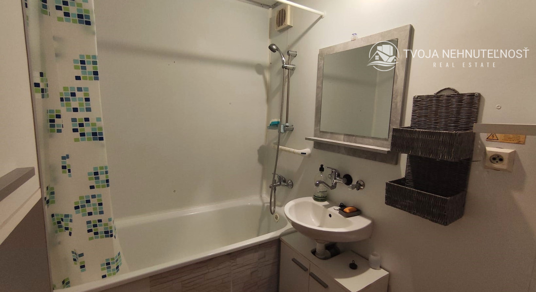 PREDANÝ .... Na predaj veľký 3 izbový byt v zachovalom udržiavanom pôvodnom stave Lomnická