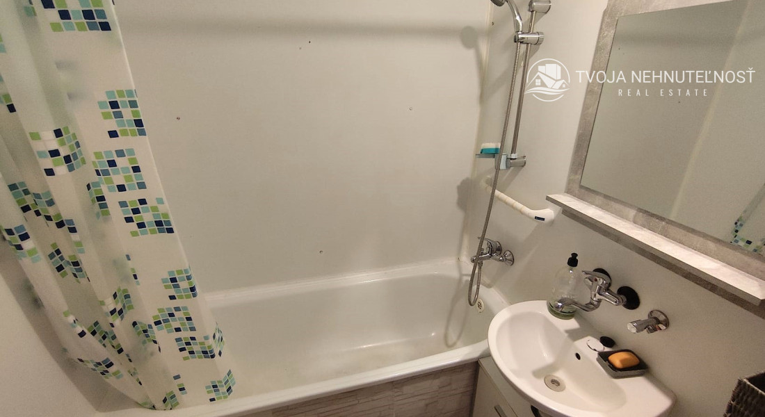 PREDANÝ .... Na predaj veľký 3 izbový byt v zachovalom udržiavanom pôvodnom stave Lomnická