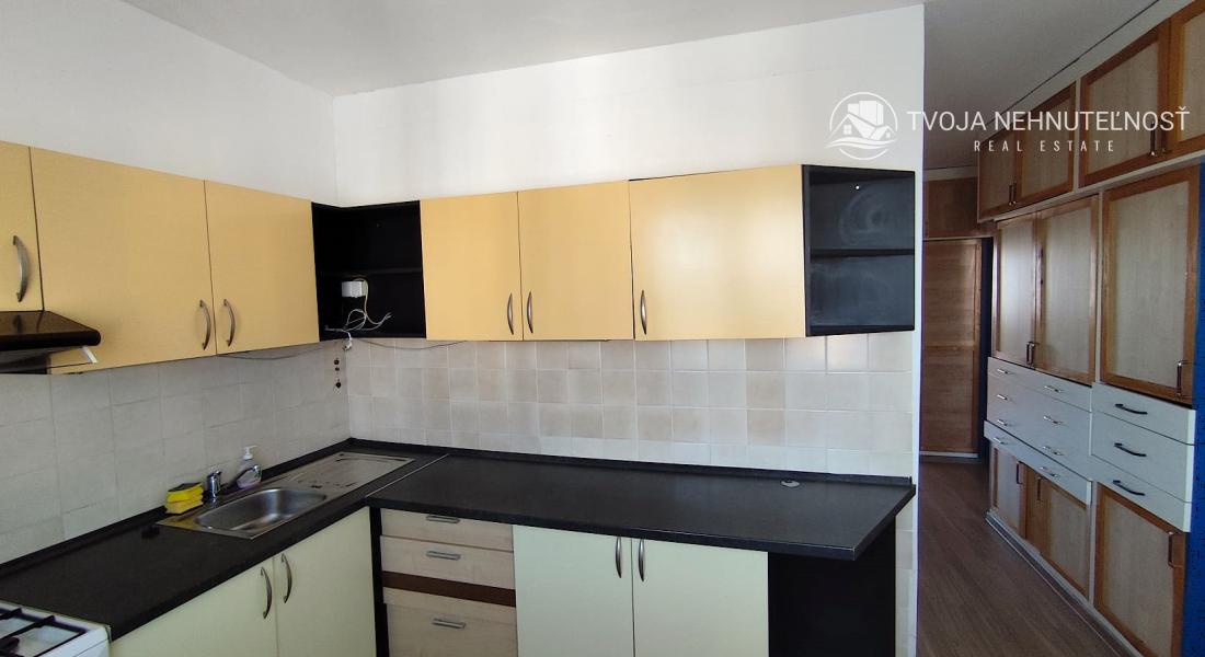 PREDANÝ .... Na predaj veľký 3 izbový byt v zachovalom udržiavanom pôvodnom stave Lomnická