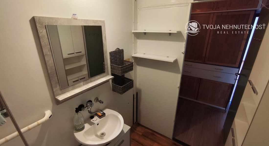 PREDANÝ .... Na predaj veľký 3 izbový byt v zachovalom udržiavanom pôvodnom stave Lomnická