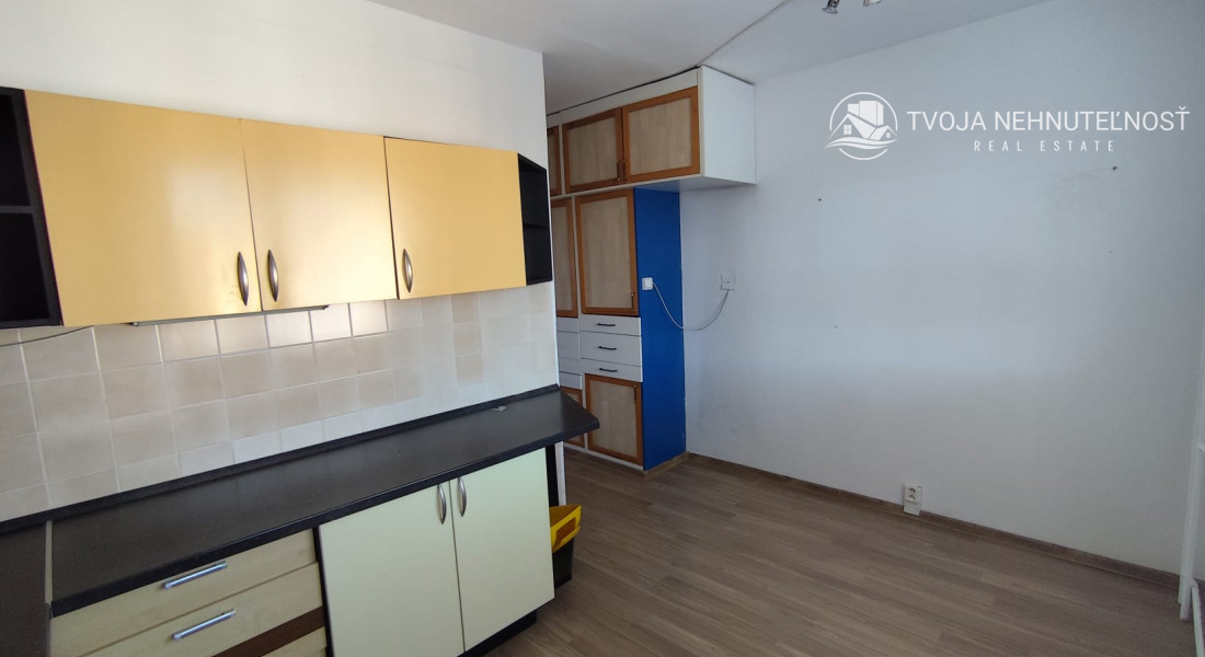 PREDANÝ .... Na predaj veľký 3 izbový byt v zachovalom udržiavanom pôvodnom stave Lomnická