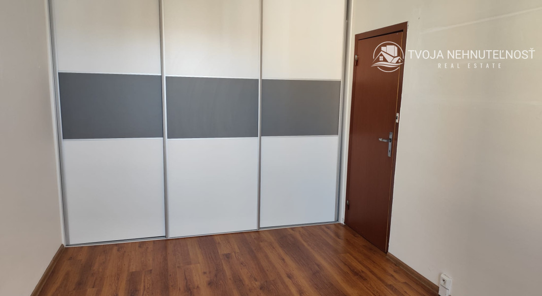 PREDANÝ .... Na predaj veľký 3 izbový byt v zachovalom udržiavanom pôvodnom stave Lomnická