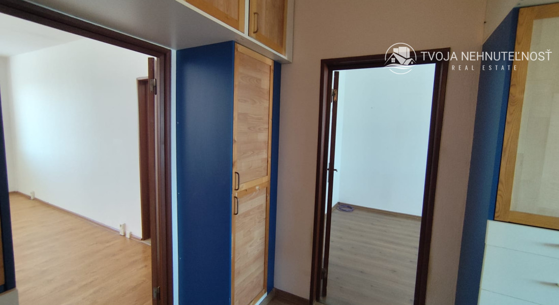 PREDANÝ .... Na predaj veľký 3 izbový byt v zachovalom udržiavanom pôvodnom stave Lomnická