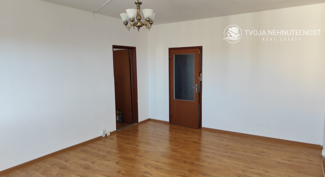 PREDANÝ .... Na predaj veľký 3 izbový byt v zachovalom udržiavanom pôvodnom stave Lomnická